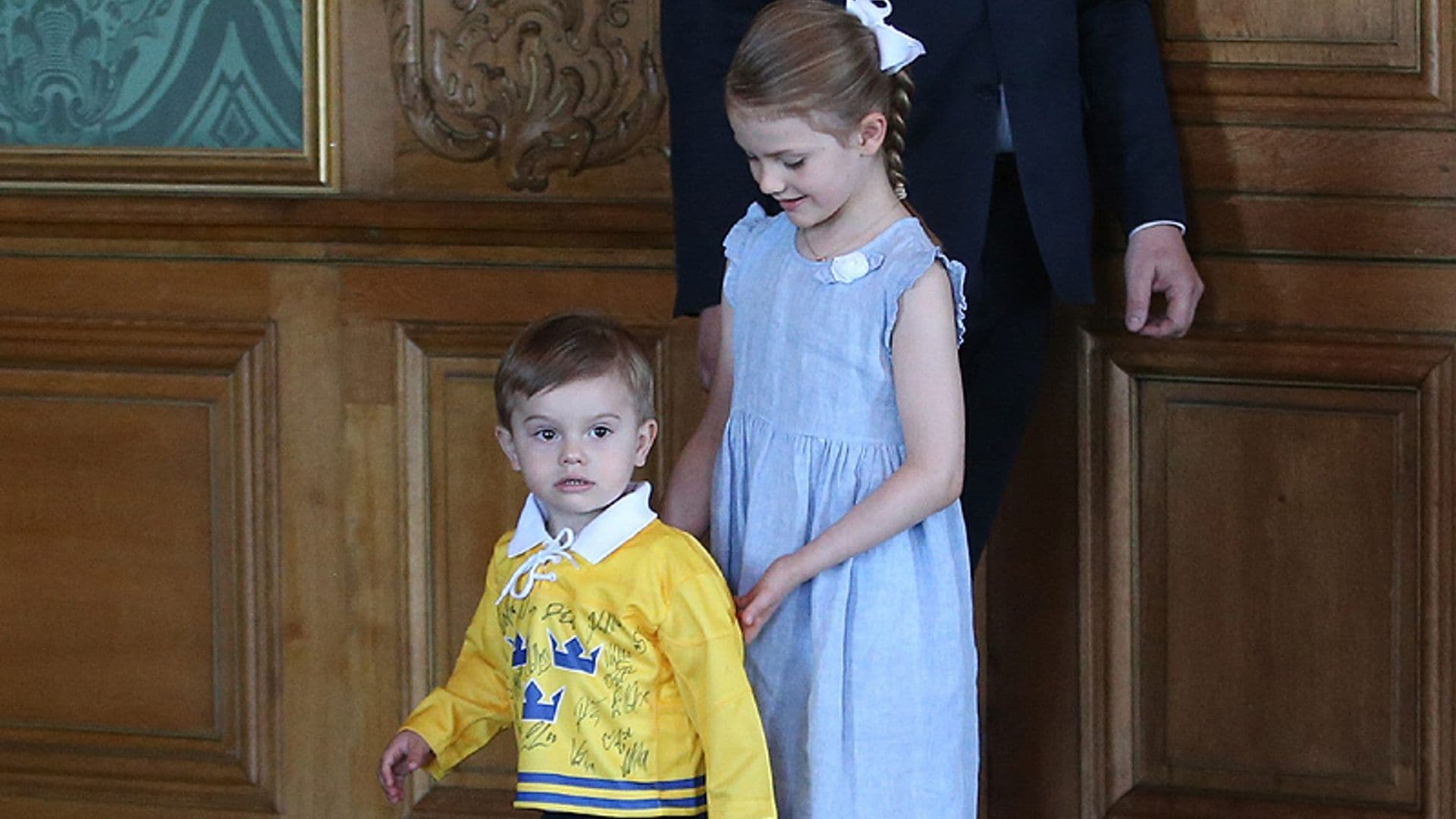 FOTOGALERÍA: Estelle de Suecia, todo amor y ternura con su hermano