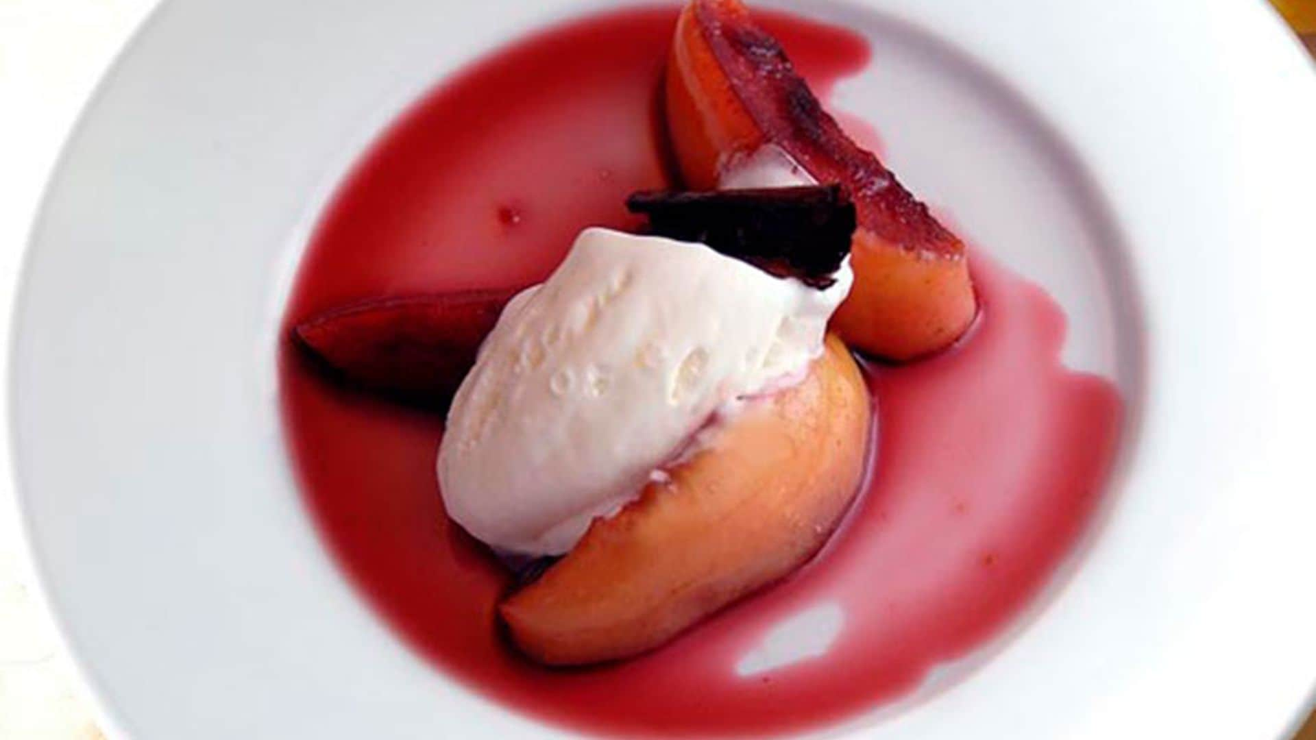 Manzanas al sirope de Oporto con helado de vainilla