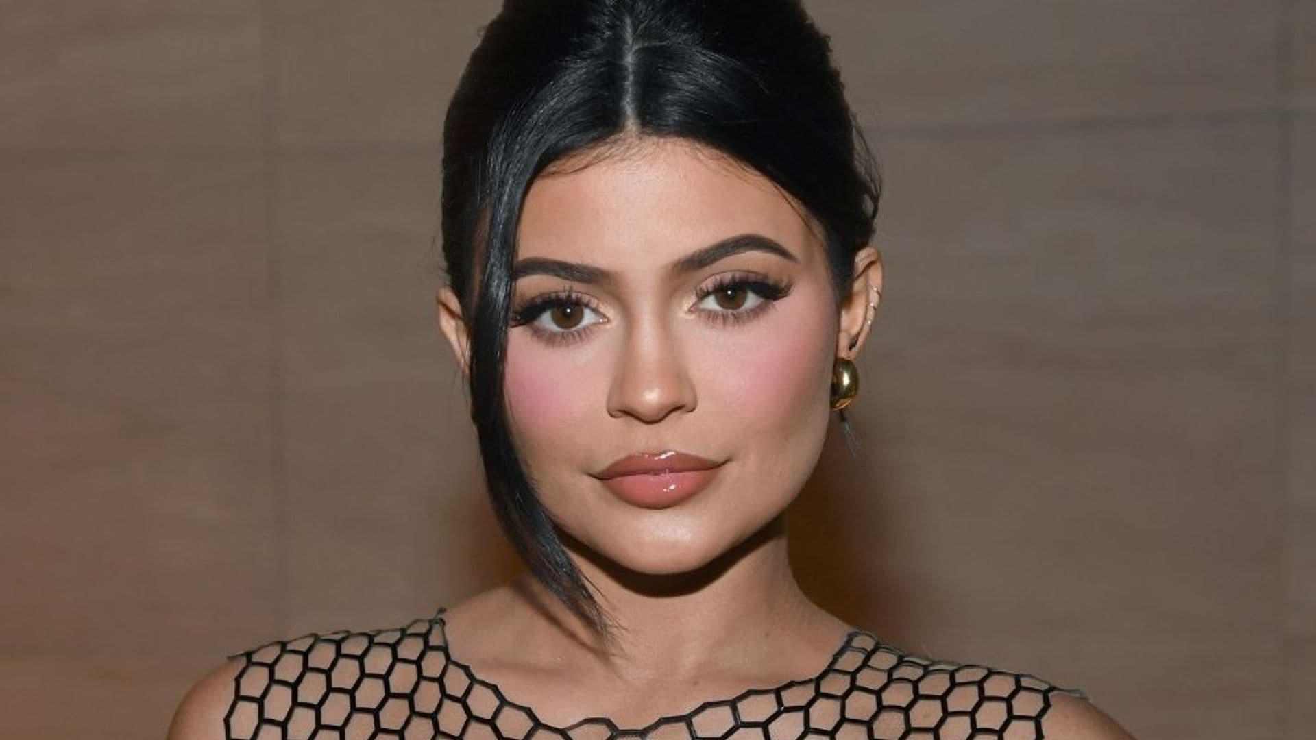 ¿Kylie Jenner desveló hace meses cuándo nacería su bebé? La pista habría sido este collar