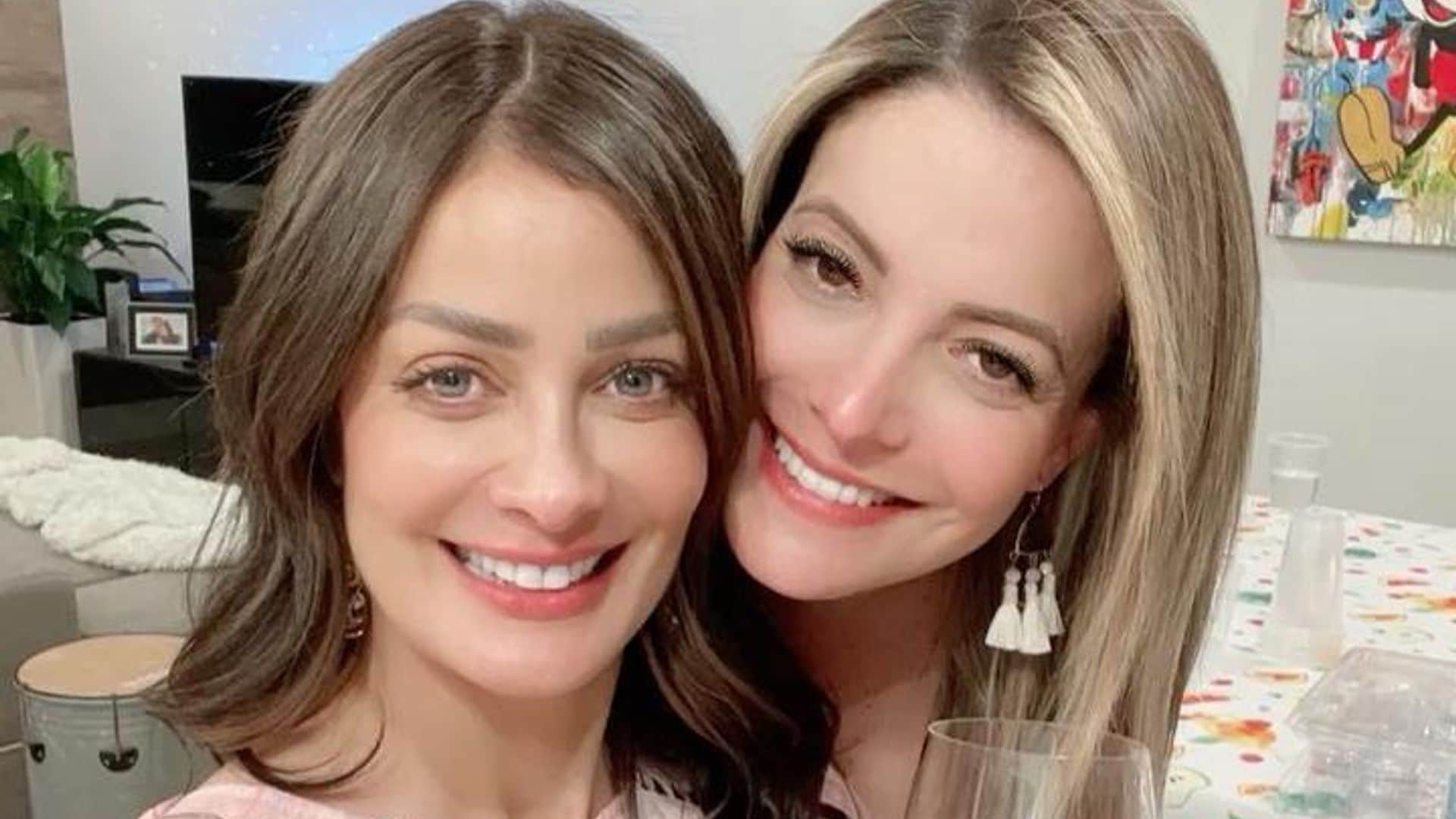 Dayanara Torres y su hermana recuerdan a sus seres queridos con su árbol de Navidad