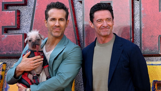 Ryan Reynolds con Hugh Jackman y 'Dogpool' en la red carpet de 'Deadpool & Wolverine'