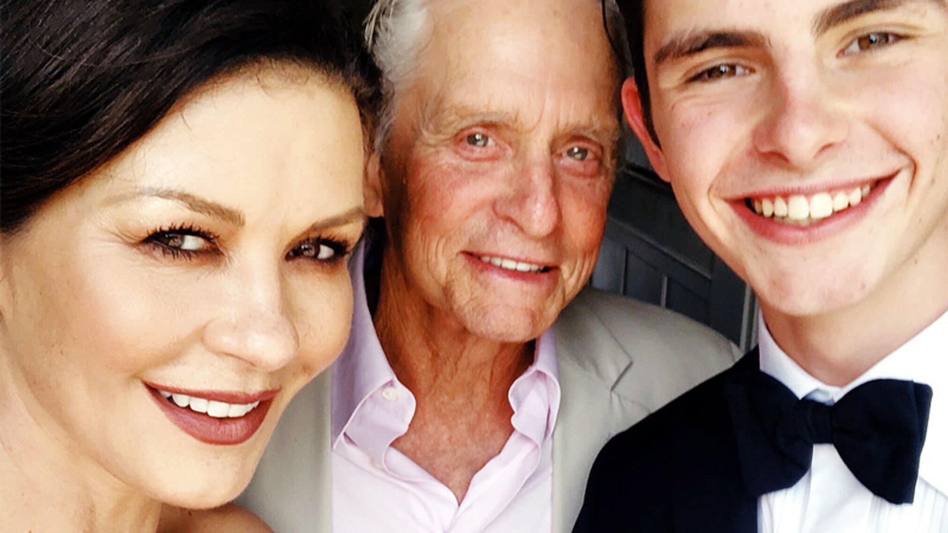 Catherine Zeta Jones y Michael Douglas presumen de su hijo Dylan, a punto de graduarse