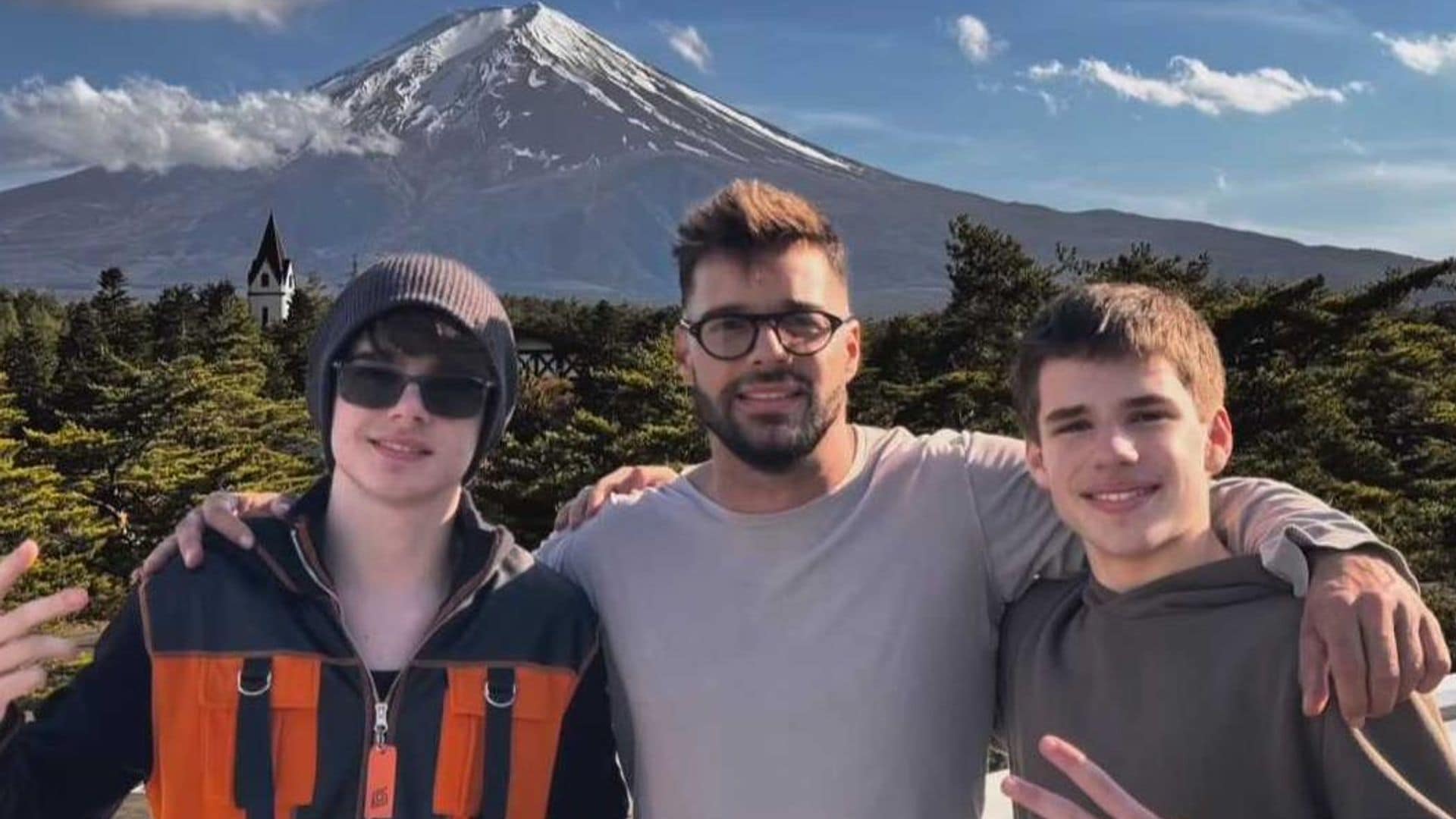 Nuevas postales de Ricky Martin y sus hijos desde el imponente Monte Fuji en Japón
