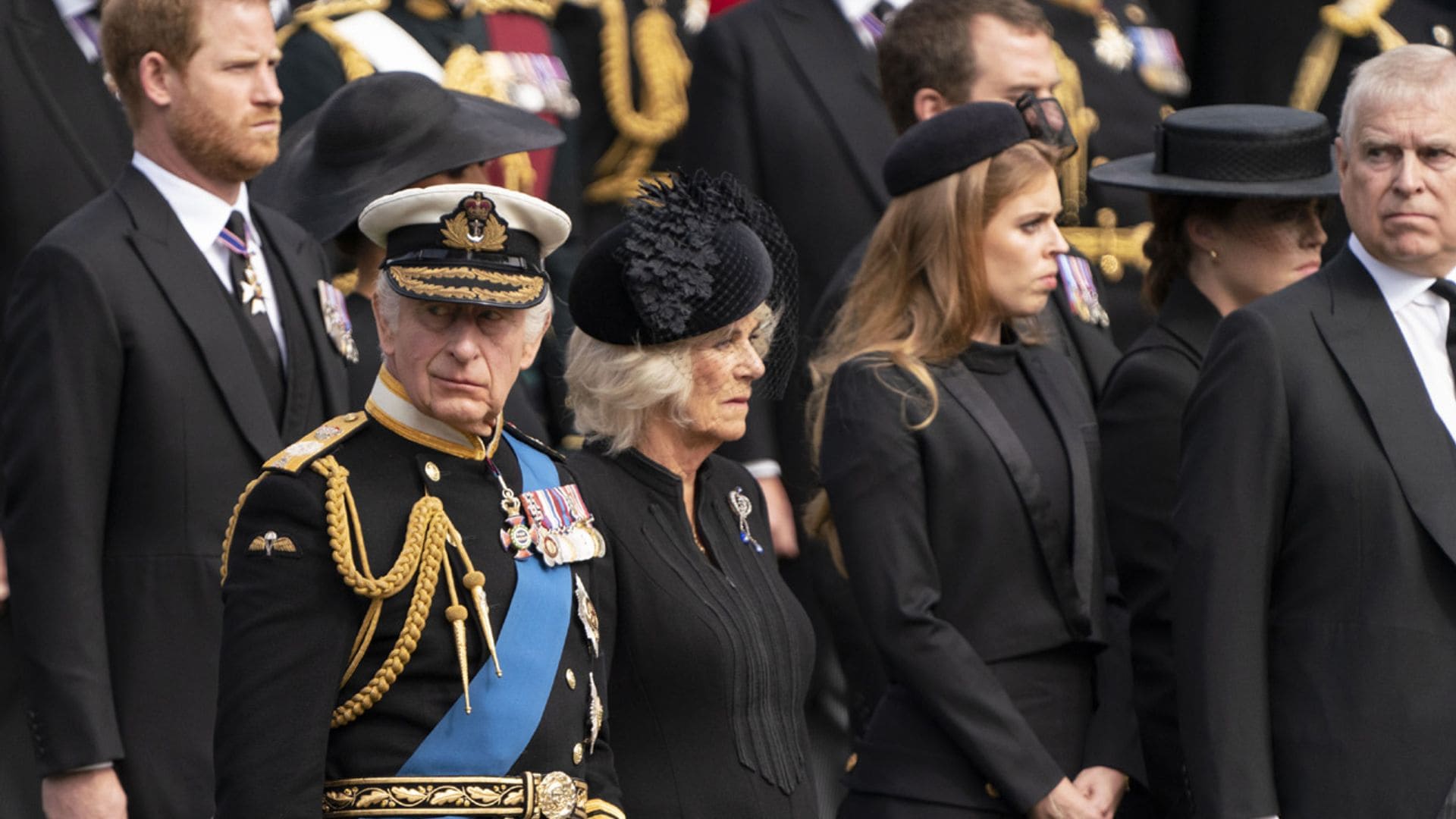 Después de caminar hasta cinco veces tras el féretro de su madre, Carlos III guardará luto siete días más