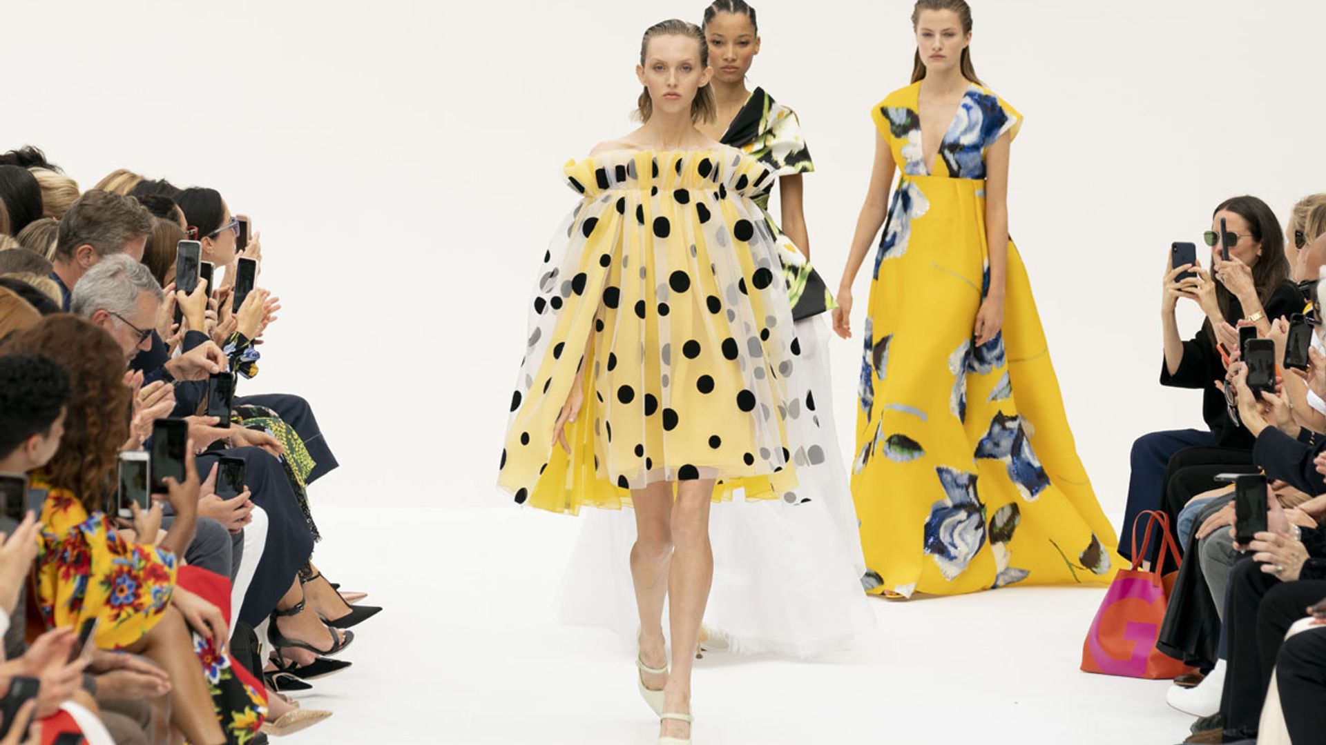 Estampados, volúmenes y tonos vibrantes: Carolina Herrera presenta su colección más rompedora