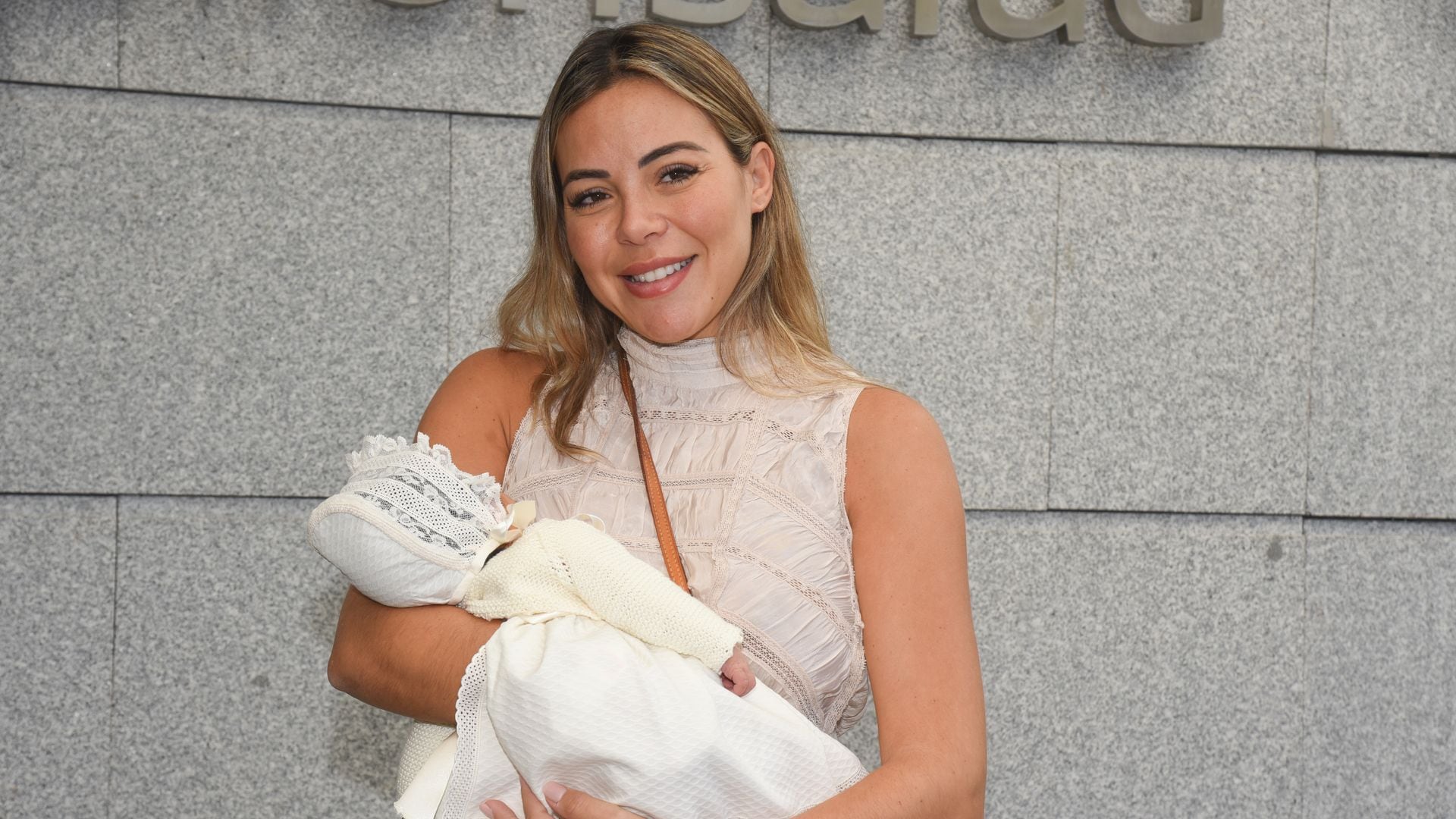 Alba Silva posa con su hija Carla a la salida del hospital