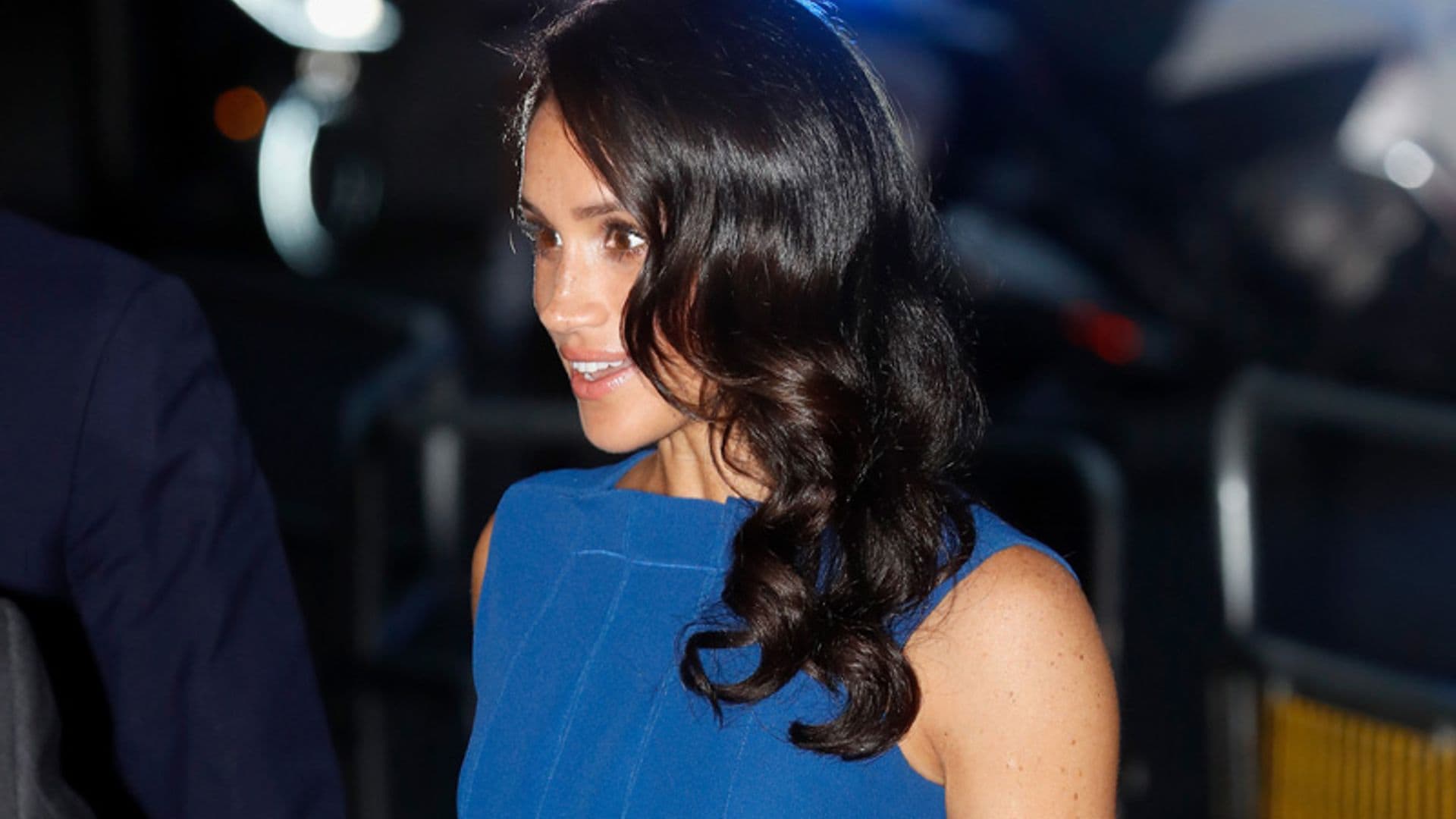 Meghan Markle abandona el negro y estrena sus zapatos-joya