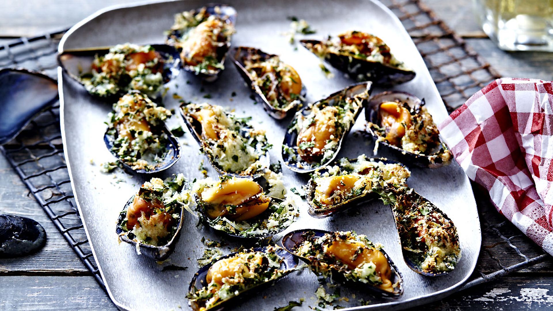 Mejillones gratinados con crumble de queso 'Emmentaler'