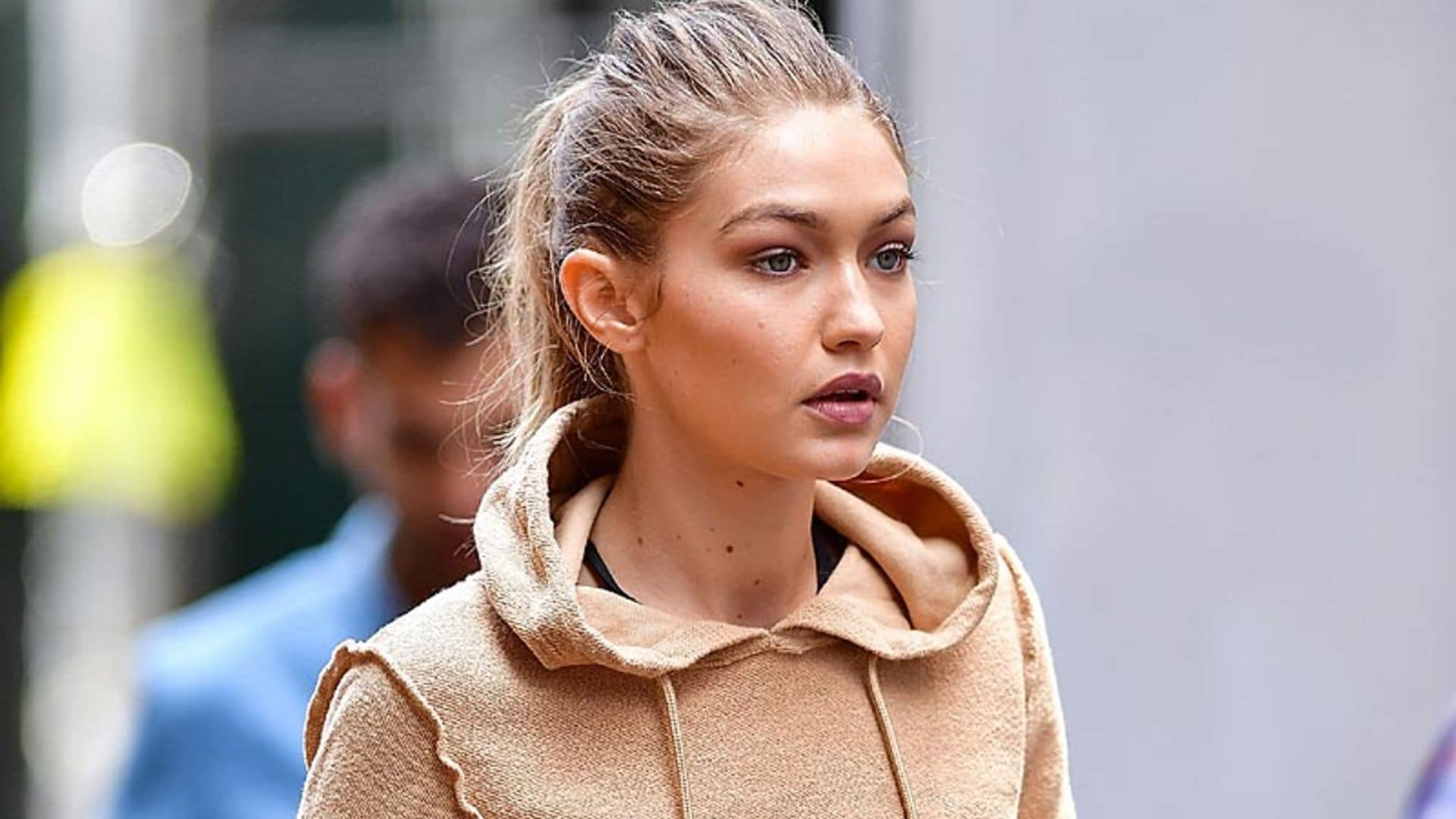 Gigi Hadid ‘no puede vivir’ sin un ‘crop top’ (18 fotos que lo prueban)