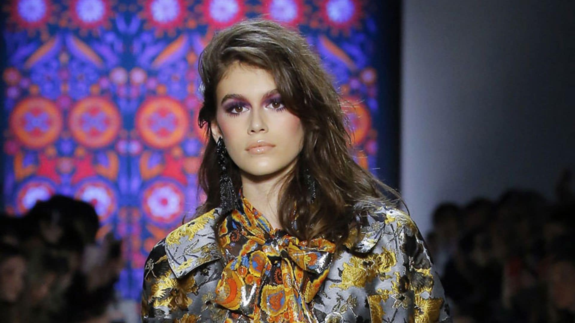 Kaia Gerber se 'salta' la primavera y adelanta el verano con un exclusivo bikini tricolor