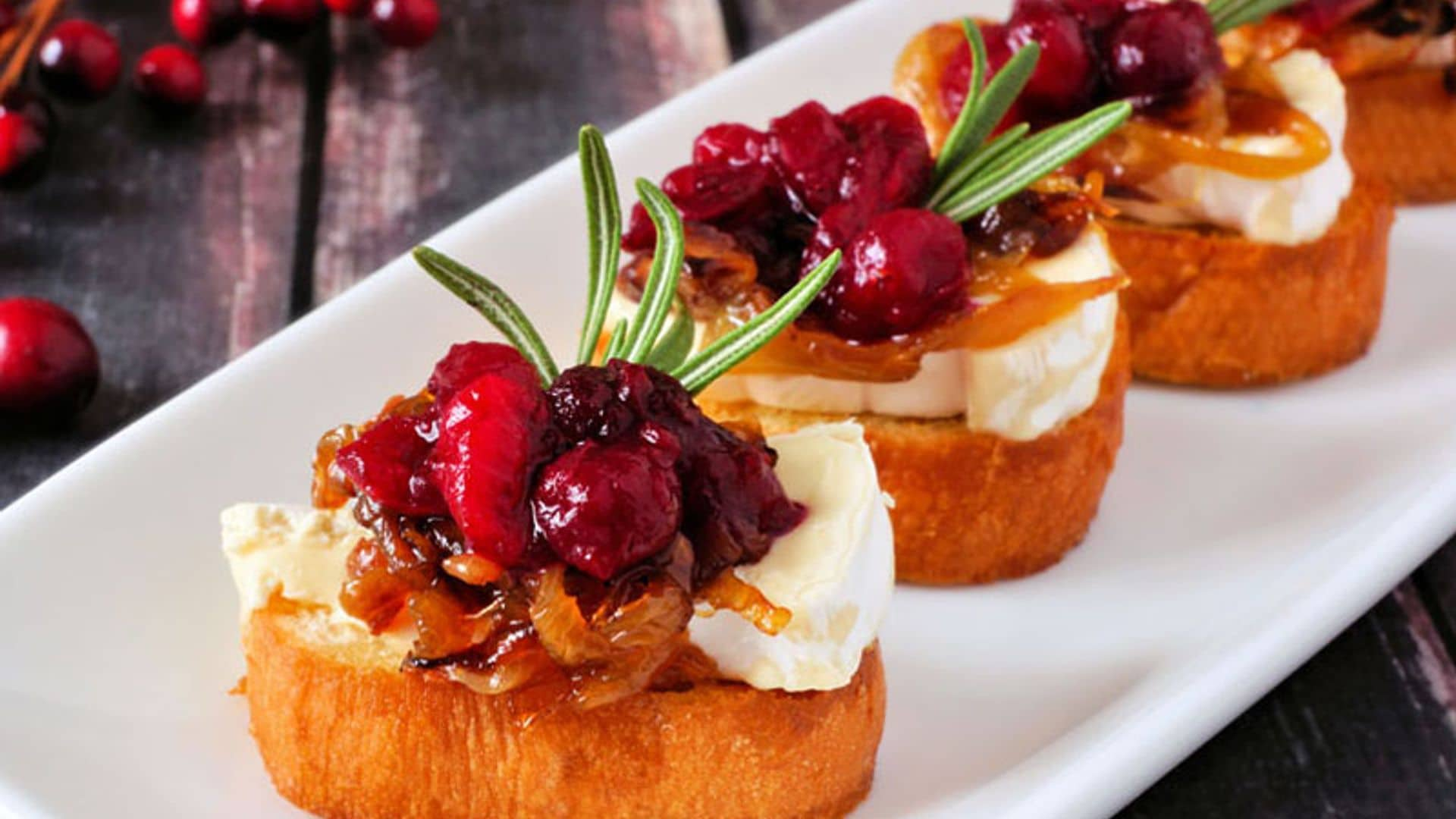 'Crostini' con arándanos, queso brie y cebolla caramelizada