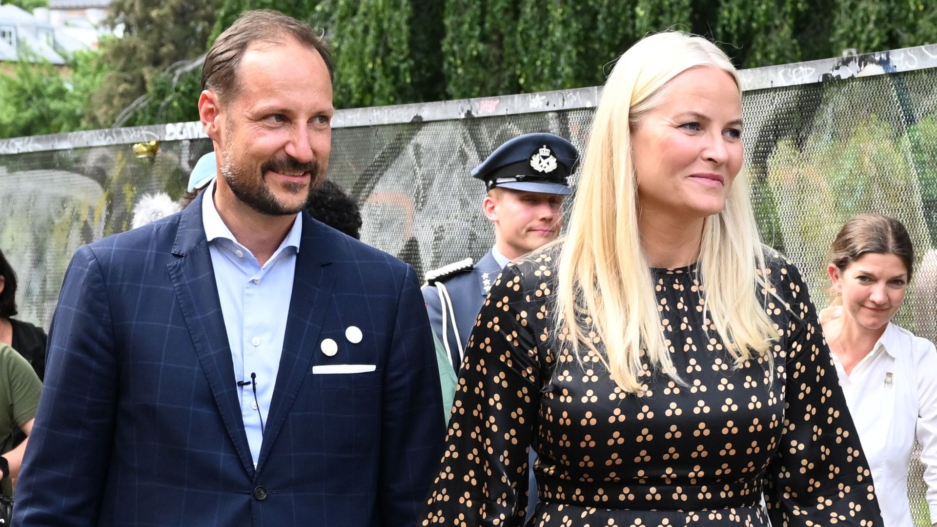 Haakon y Mette-Marit de Noruega hablan tras la primera fiesta preboda de la princesa Marta Luisa