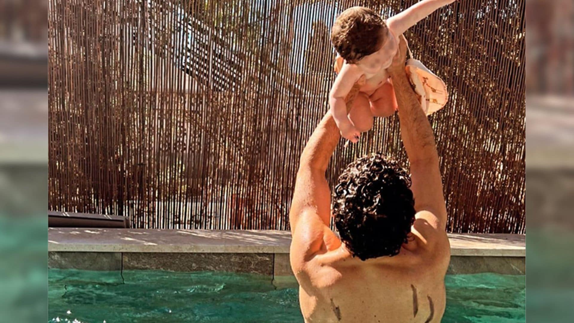 Jaime Lorente muestra el primer chapuzón en la piscina con su hija Amaia