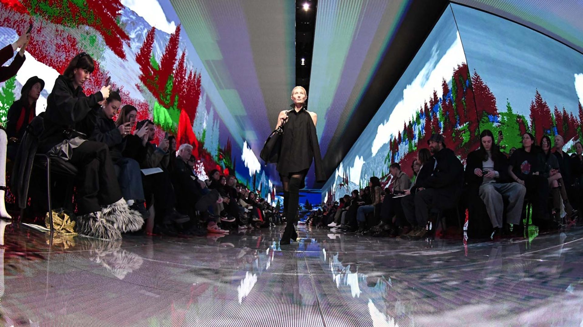 El Balenciaga de Demna Gvasalia, un maestro del diseño a través de escenarios virales