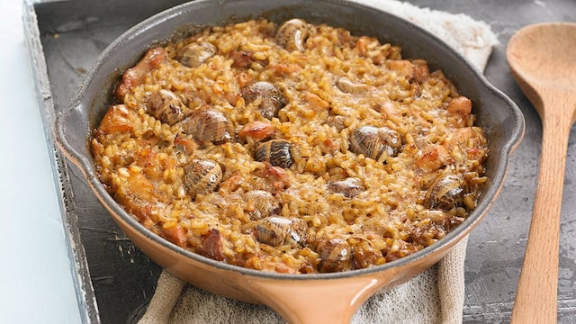 arroz al horno con conejo y caracoles