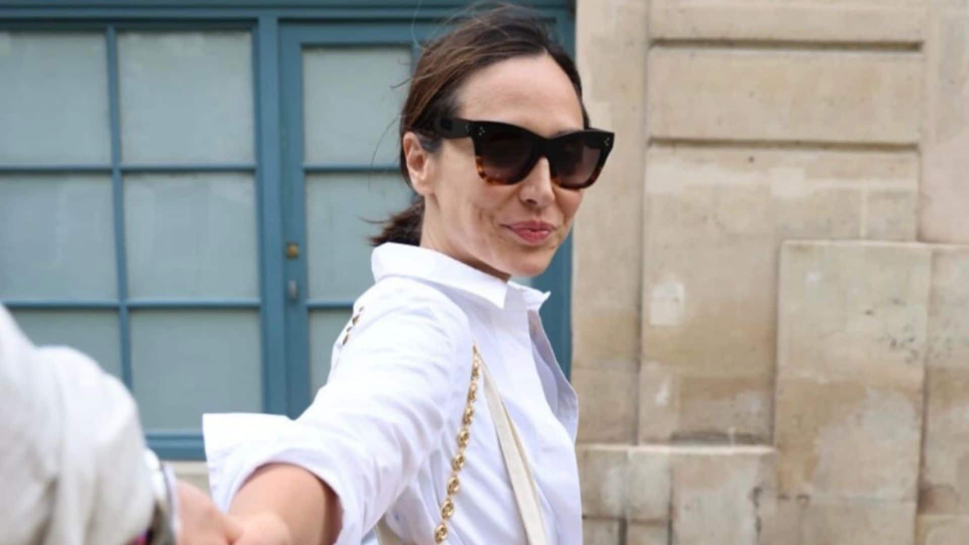 Tamara Falcó, la turista con más estilo de París con su look de básicos en blanco y negro