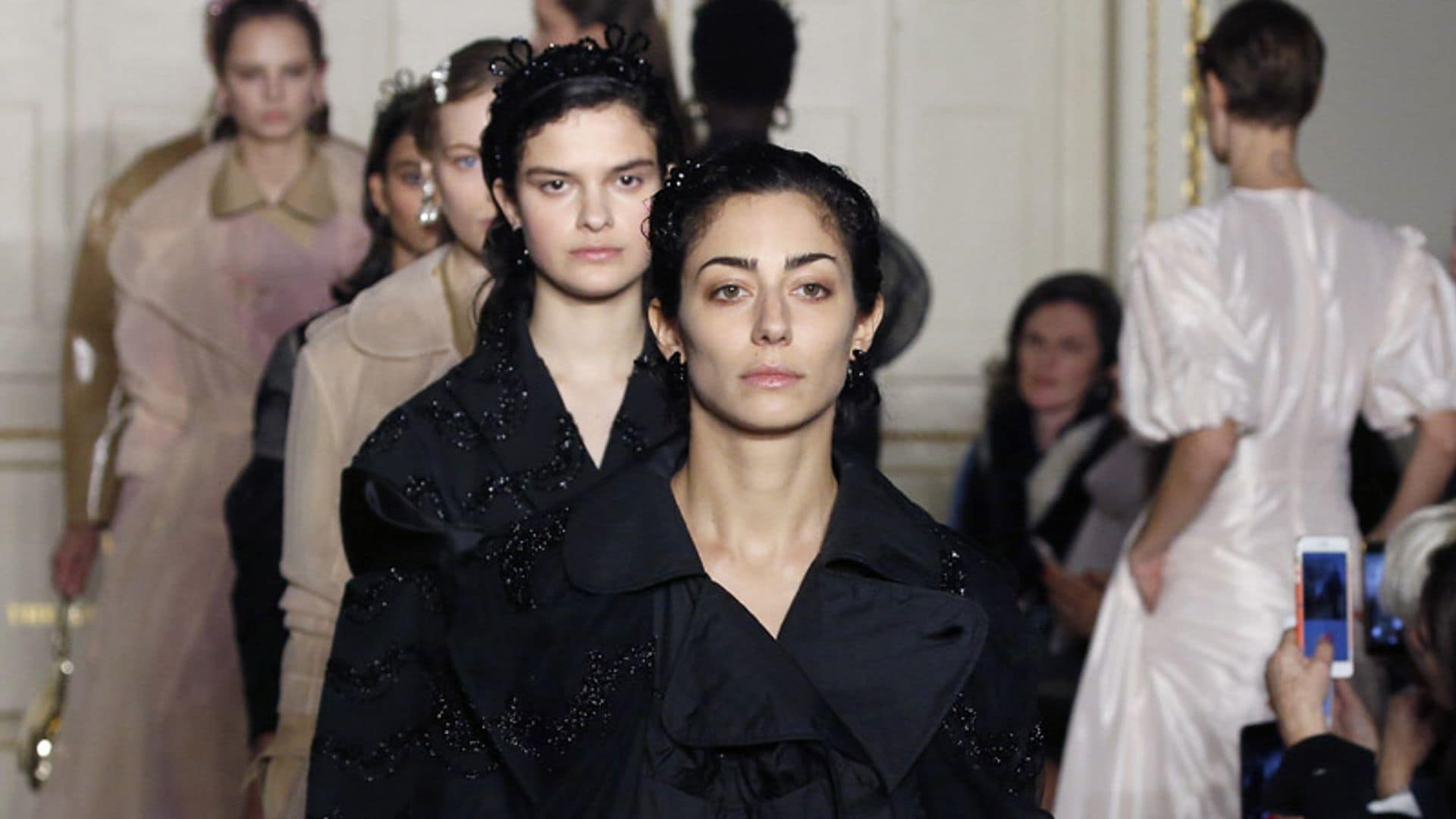 Simone Rocha sube a la pasarela mujeres de todas las edades, etnias y tallas