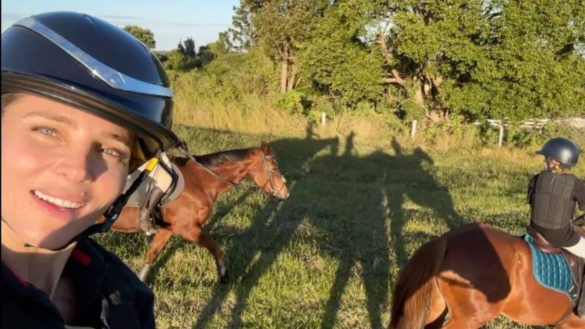 Elsa Pataky, pura adrenalina con sus hijos montando a caballo y haciendo surf ¡entre ballenas!