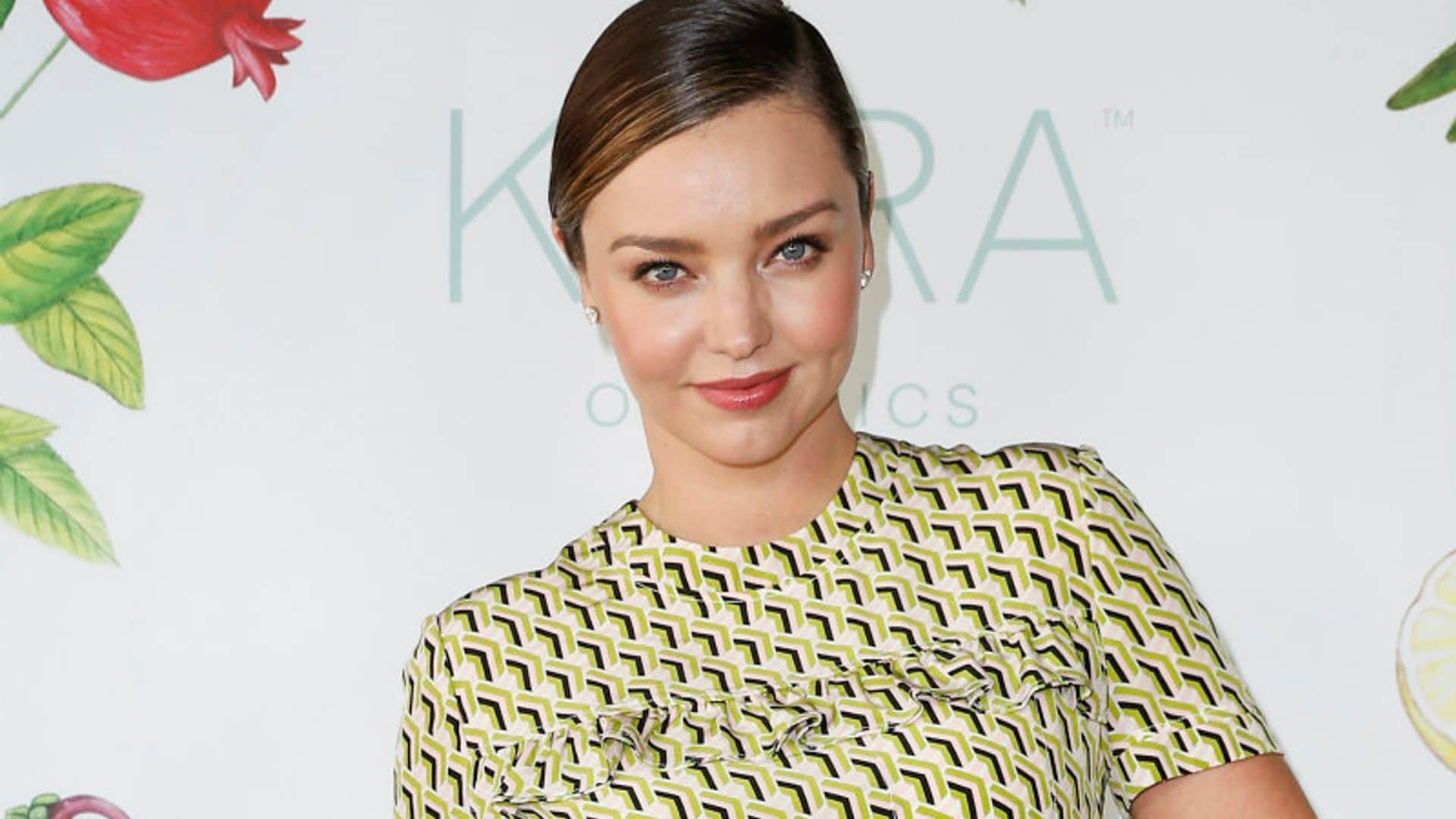 ¡Sí al minivestido! Miranda Kerr rompe las normas de la moda premamá