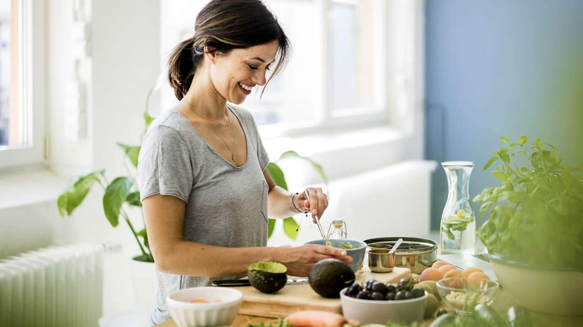 mujer cocinando