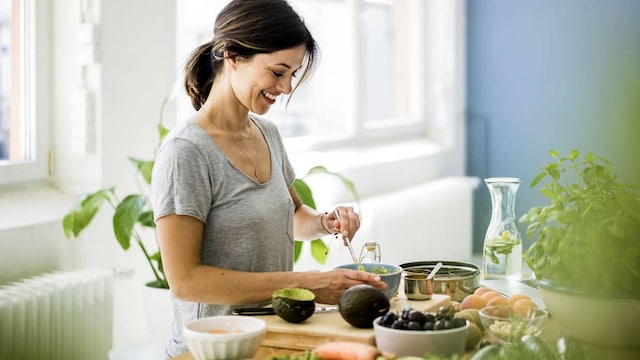 mujer cocinando