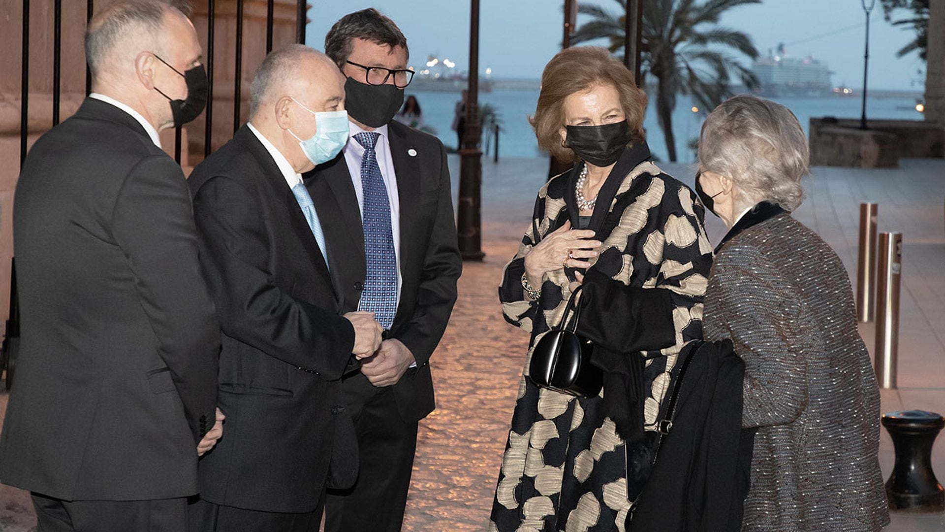 La reina Sofía empieza sus vacaciones de Semana Santa con un concierto benéfico en Mallorca junto a su hermana Irene