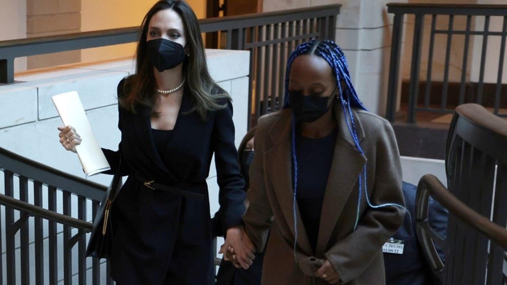 Angelina Jolie y su hija Zahara: cómo combinar la misma prenda en dos looks opuestos