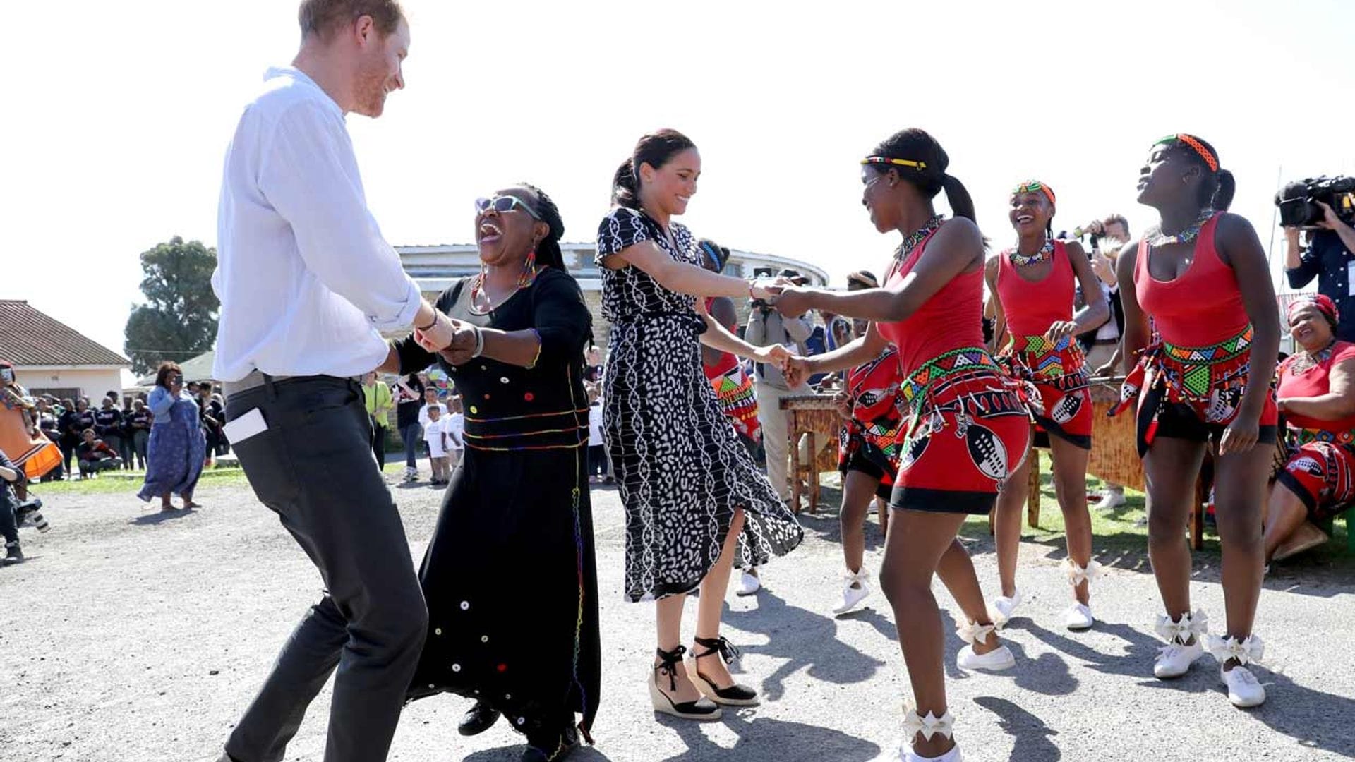 Baile y abrazos adorables para recibir a los duques de Sussex en África