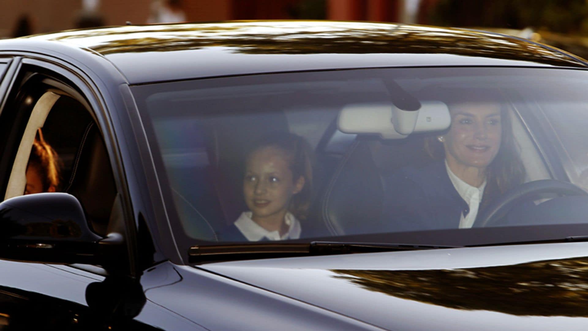 La reina Letizia acompaña a la princesa Leonor y la infanta Sofía en su primer día de colegio