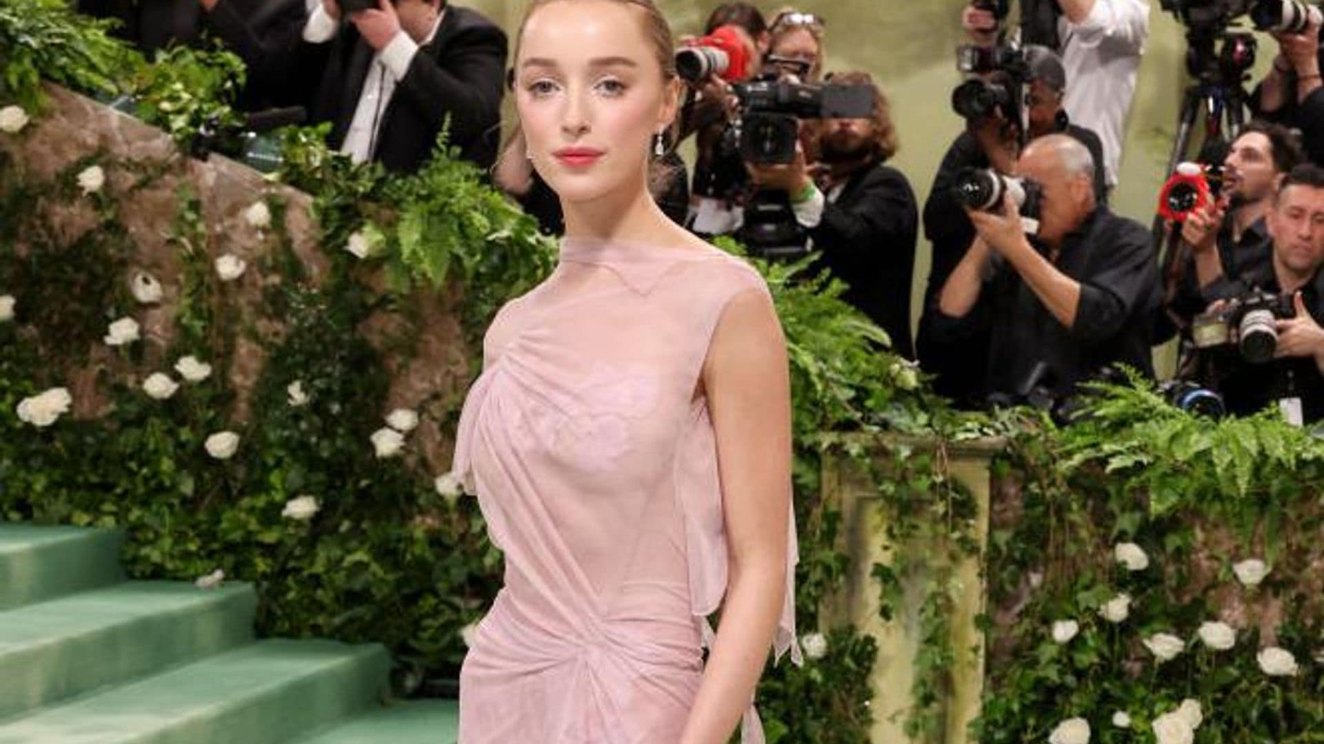 Phoebe Dynevor, la primera en llevar un diseño de Victoria Beckham al MET Gala