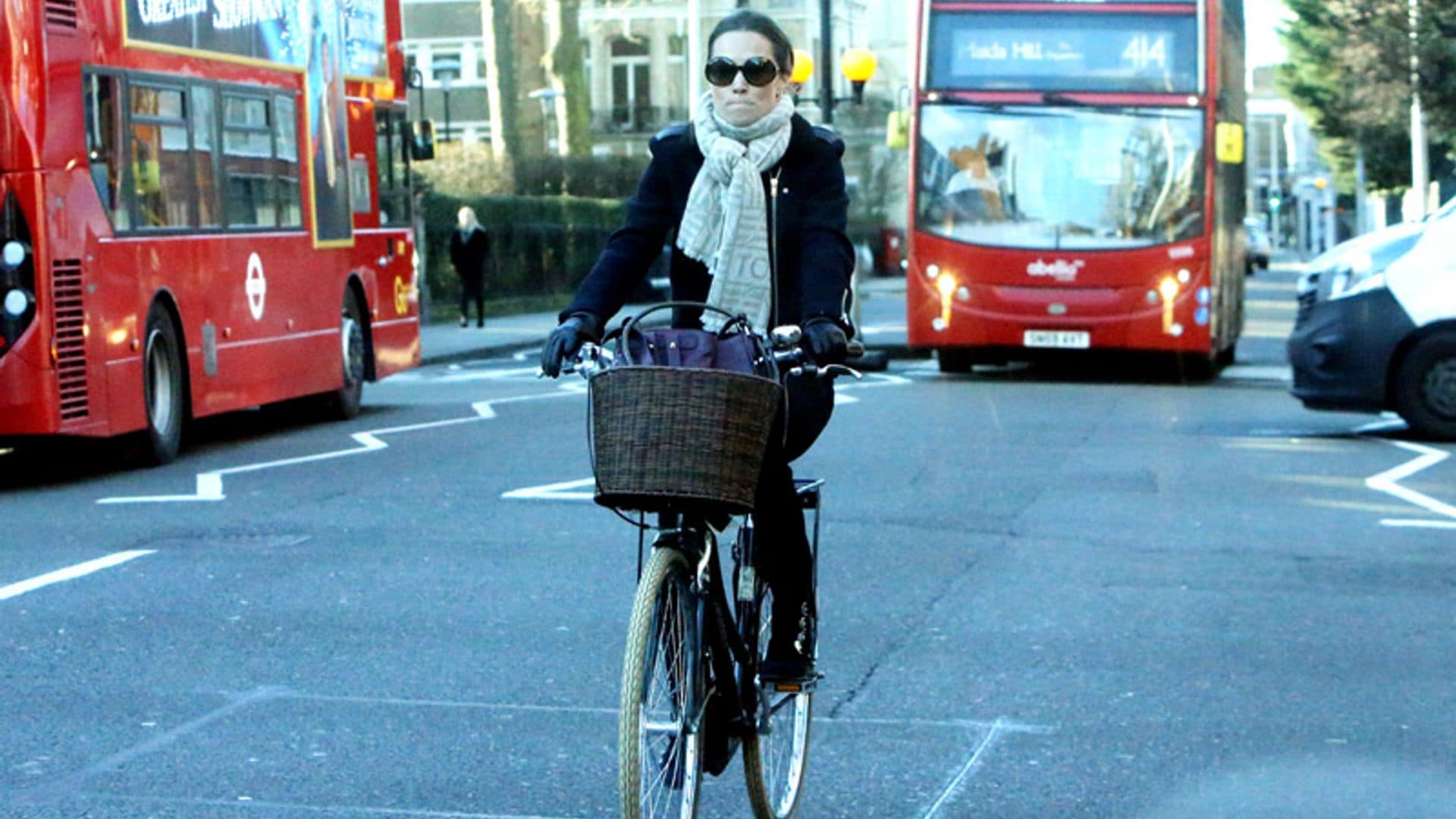 Pippa Middleton desafía al frío londinense con su bicicleta