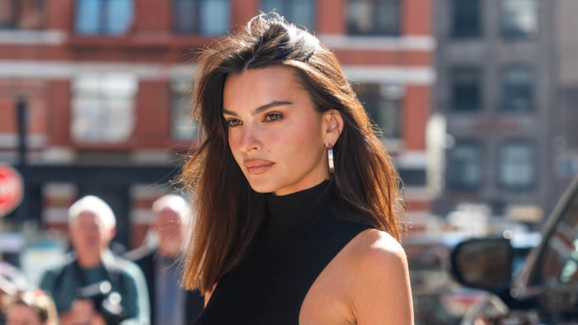 Emily Ratajkowski inaugura New York Fashion Week con las botas blancas ideales para la temporada