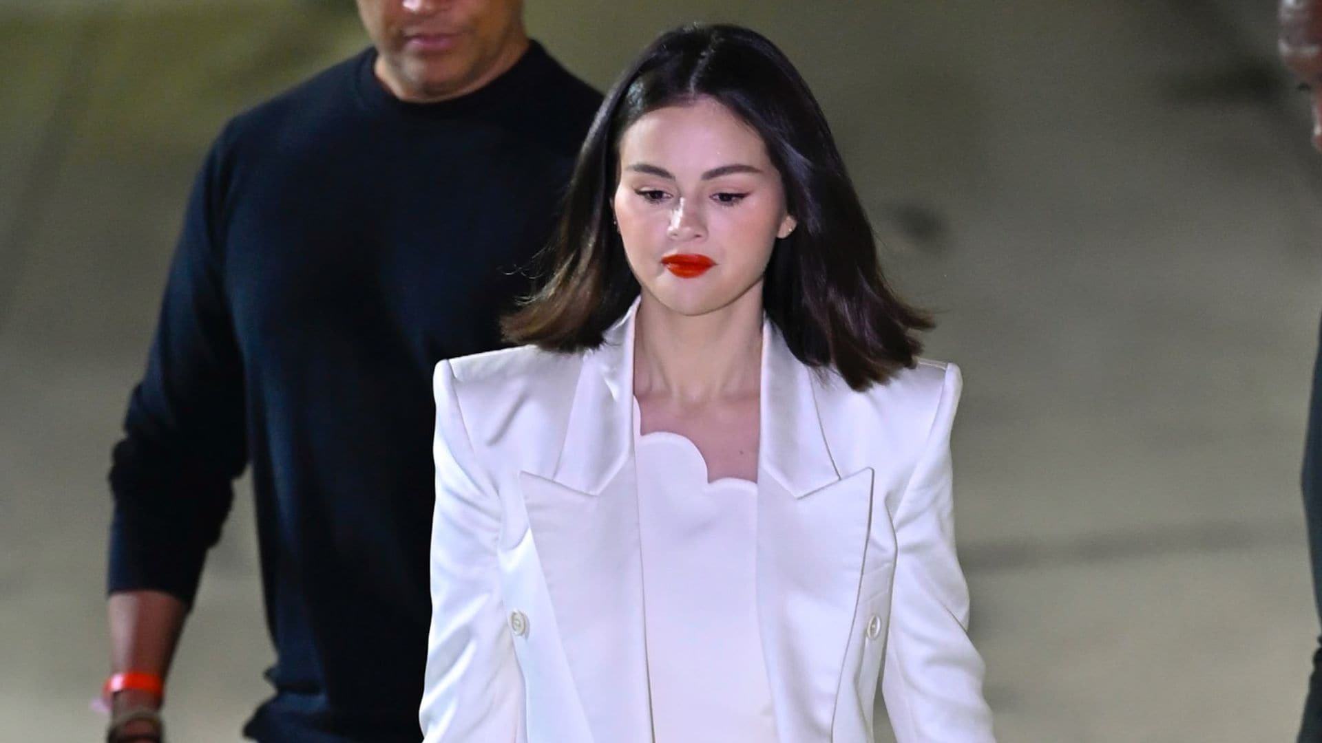 Selena Gomez se viste de blanco en televisión, ¿es una pista sobre su futuro look nupcial?