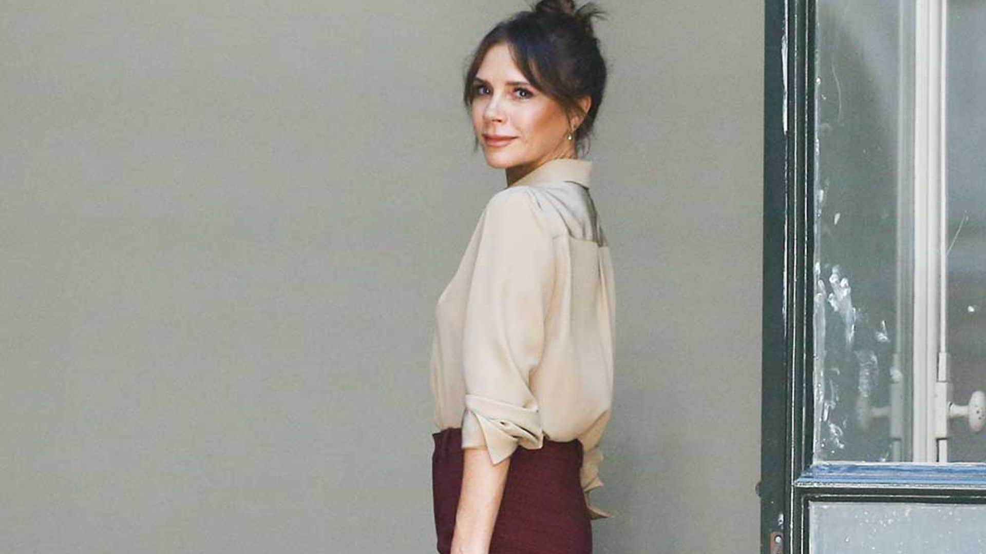 Si tú también tienes un abrigo clásico en el armario, ficha cómo lo lleva Victoria Beckham en su look