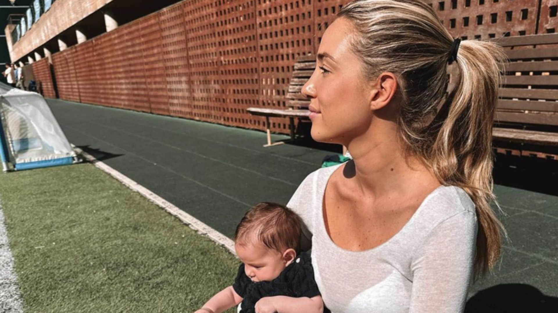 Las imágenes más divertidas de Alice Campello asistiendo con Bella al partido de fútbol de sus hijos