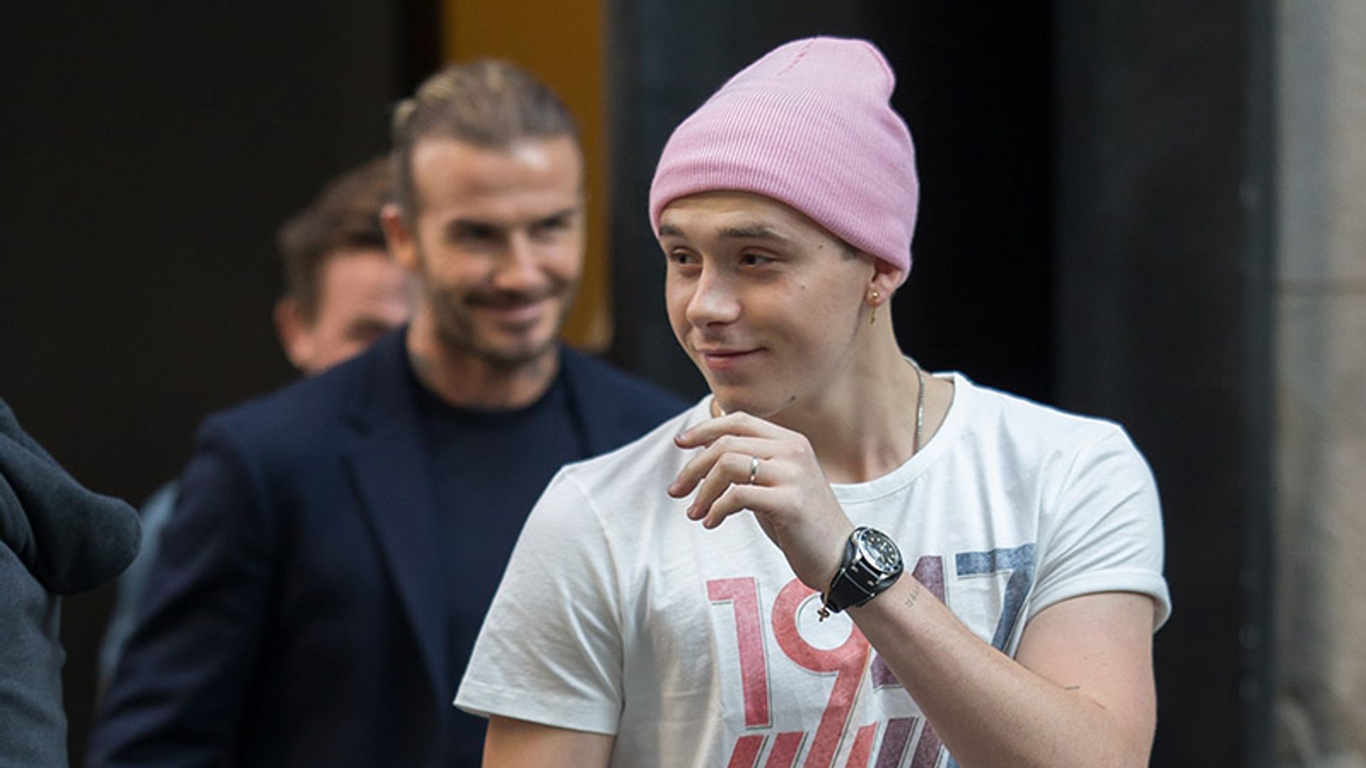 Brooklyn Beckham se lleva al trabajo a su mejor compañero de equipo