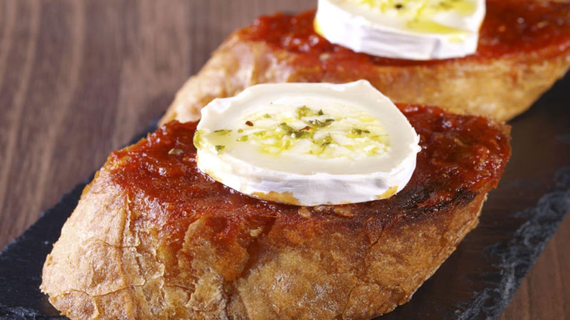 Montadito de sobrasada con miel y queso de cabra