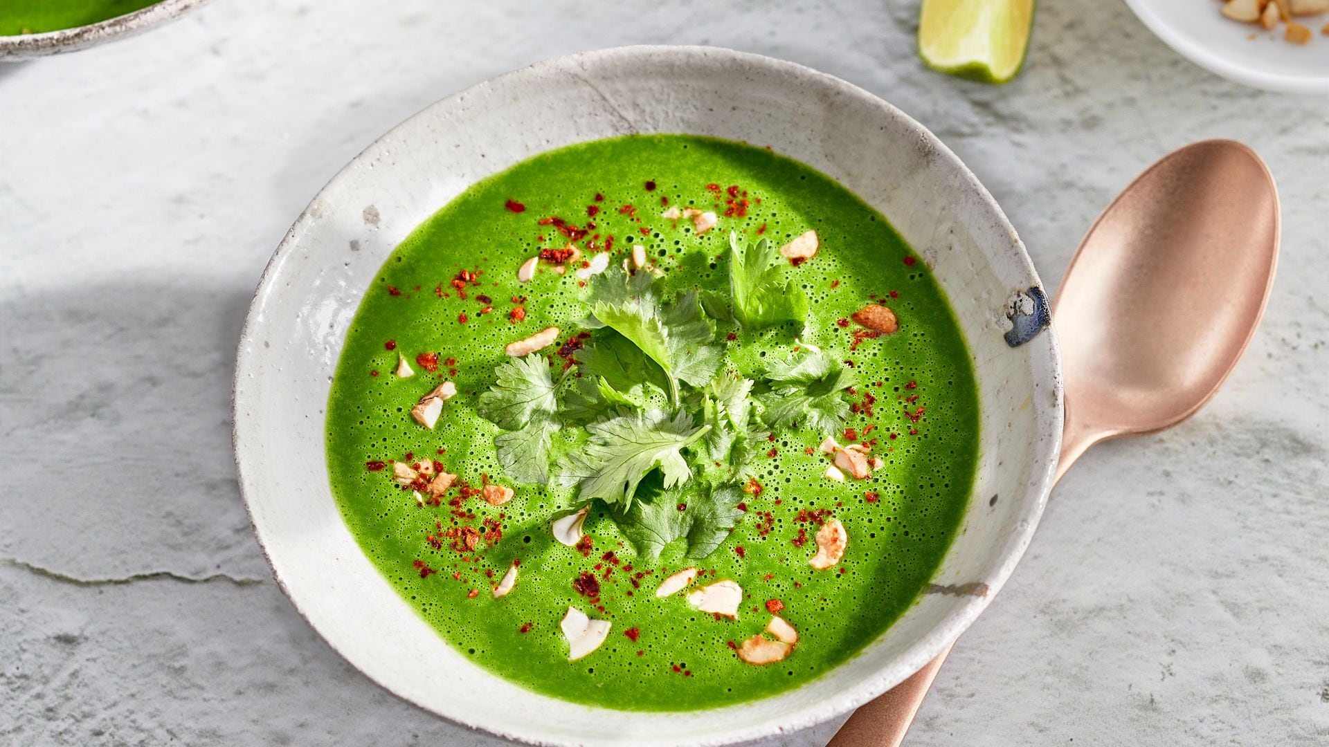 Sopa vegana de espinacas con leche de coco