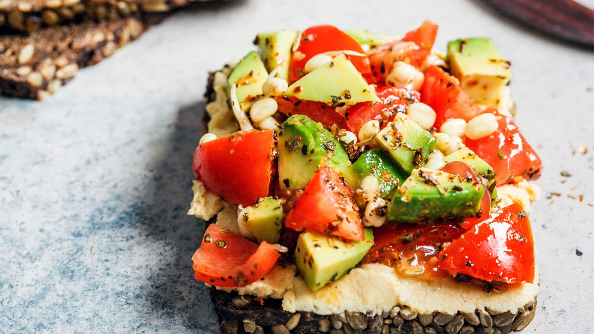 Tostada de 'hummus', aguacate y tomate