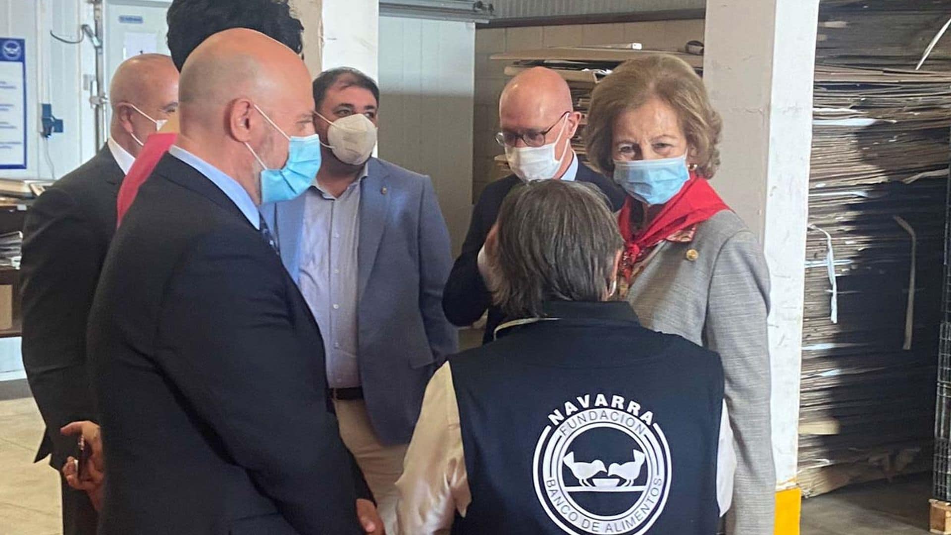 Doña Sofía, con pañuelo pamplonica en su visita al Banco de Alimentos de Navarra