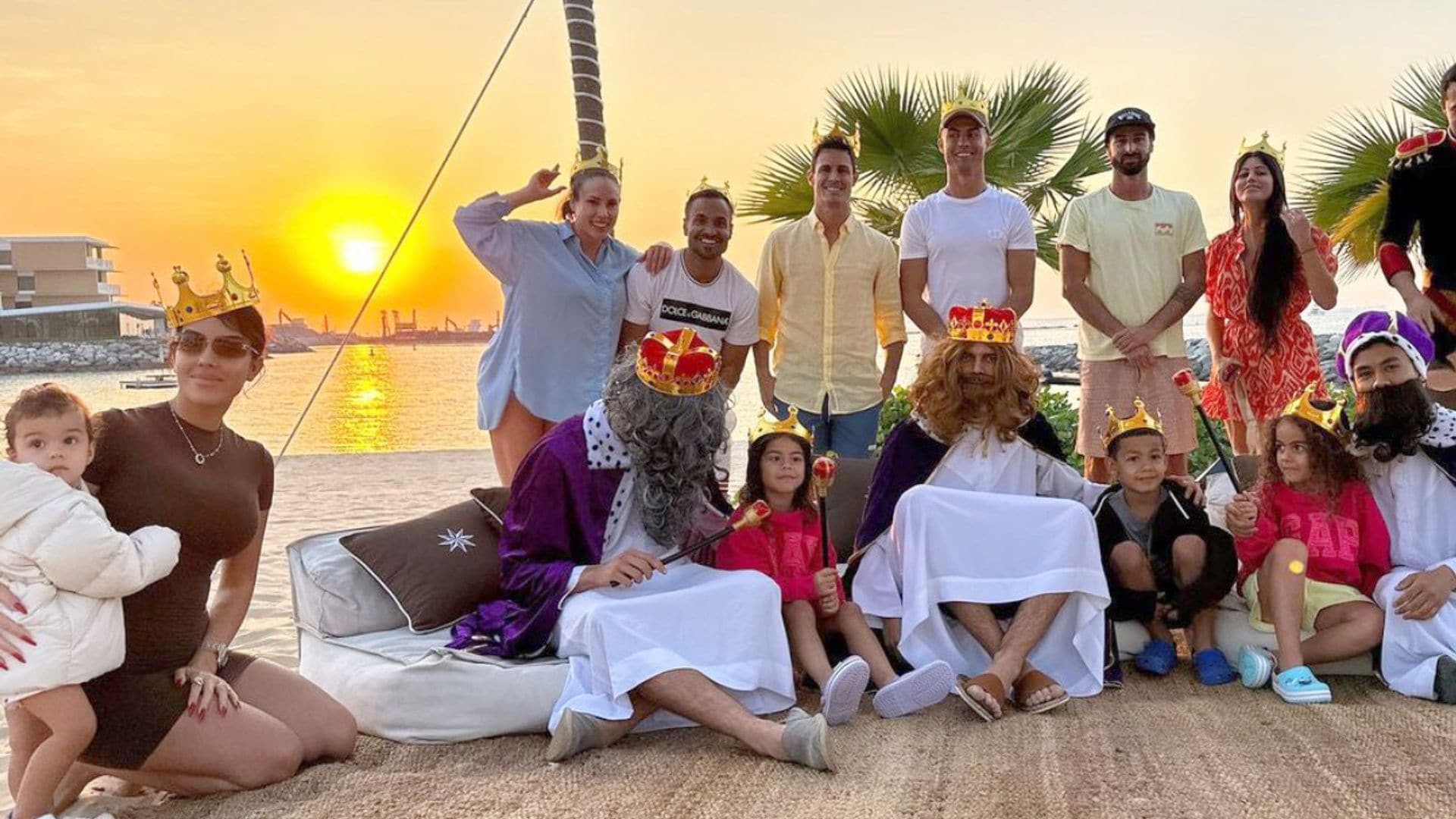 Así fue la visita de los Reyes Magos a los hijos de Georgina y Cristiano en Dubai, ¡cargados de regalos y en lancha motora!