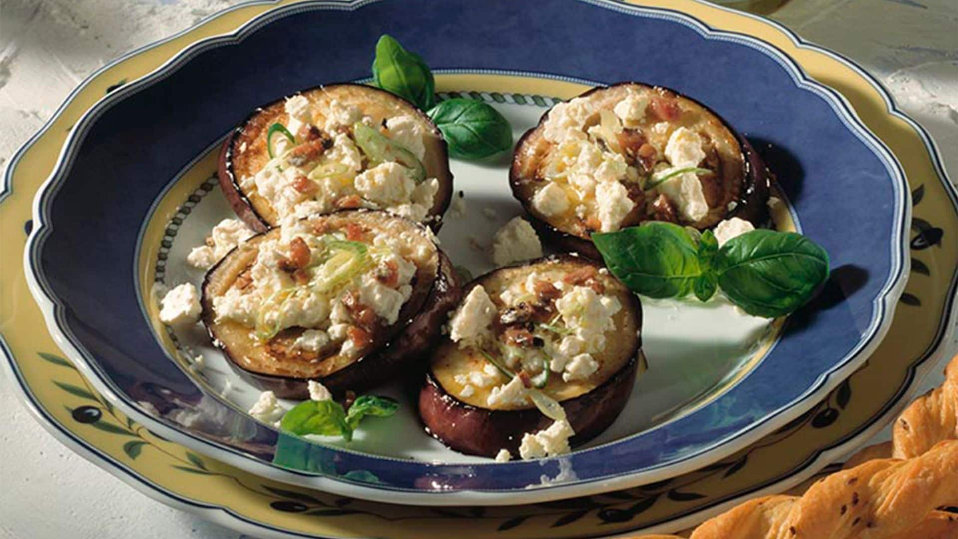 Canapés de berenjenas fritas con queso de oveja