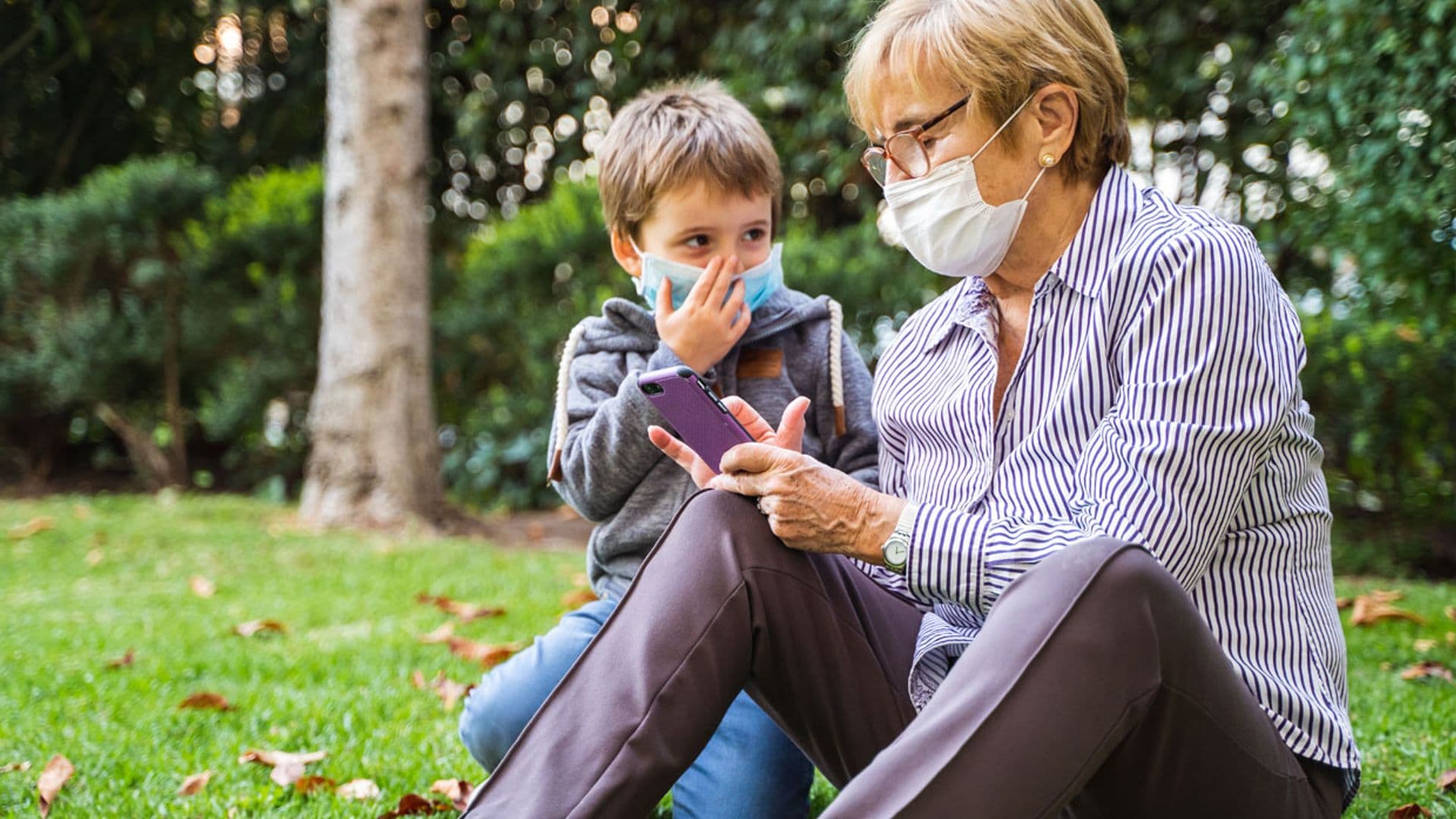 Cómo deben ser las visitas a familiares mayores para no exponerles al coronavirus