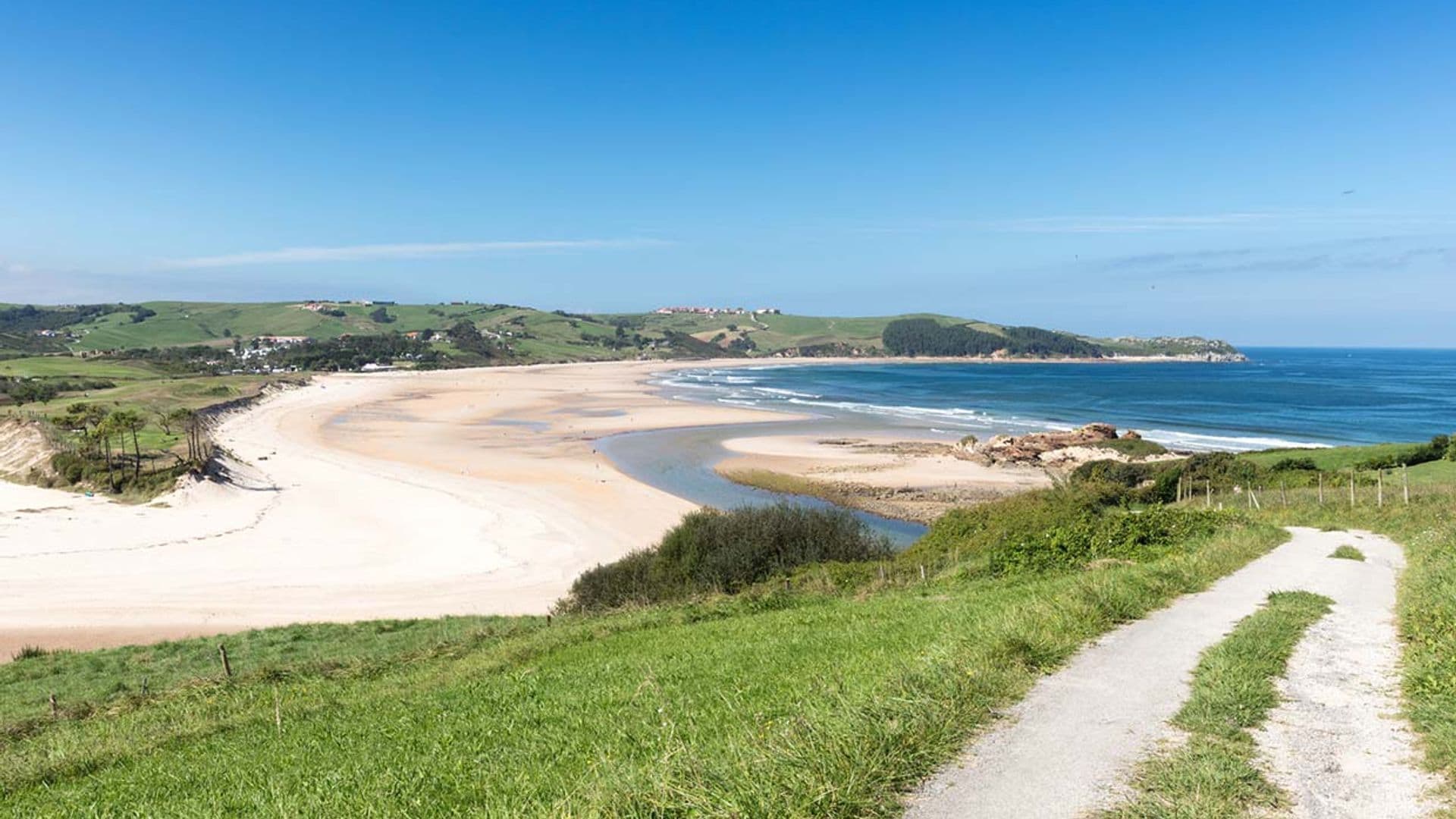 Oyambre, la playa que también es parque natural