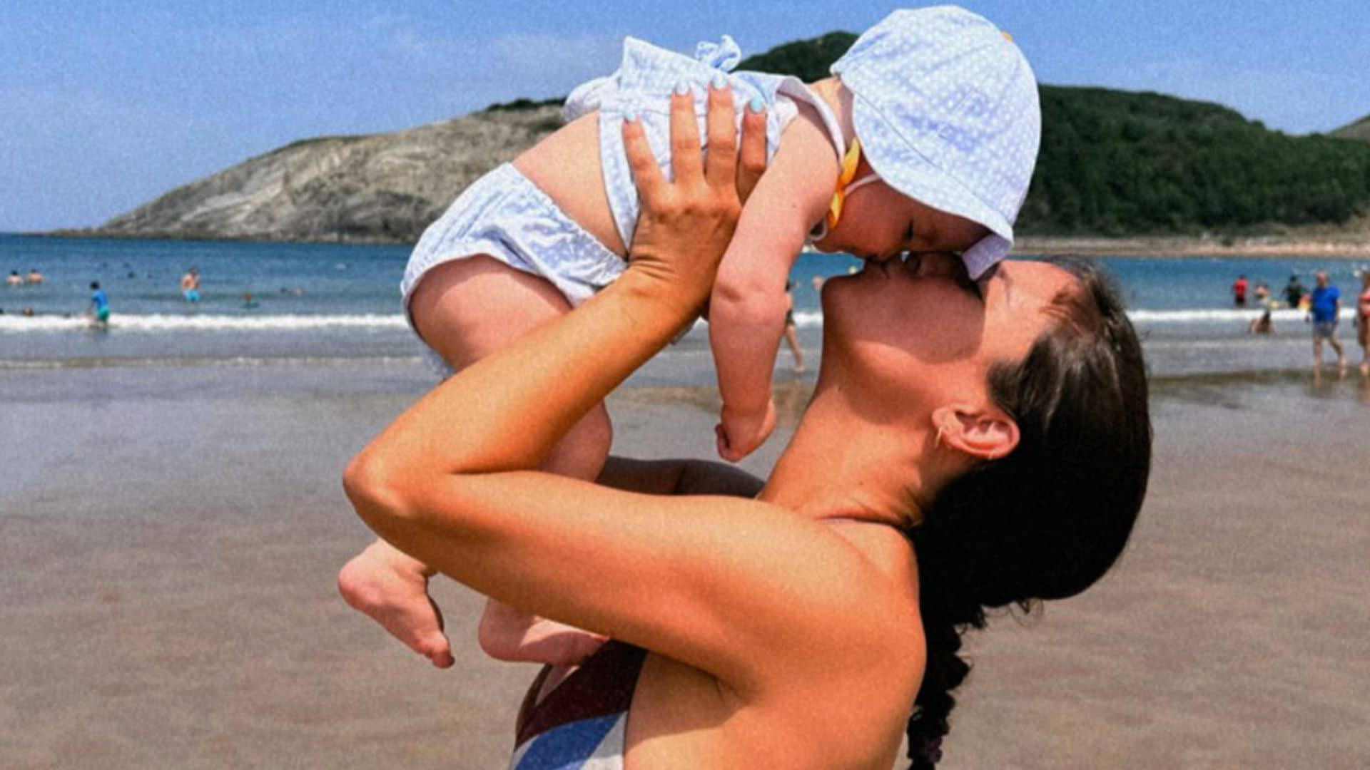 Marta Pombo comparte la primera vez de la pequeña Matilda en la playa, ¡cómo ha crecido!