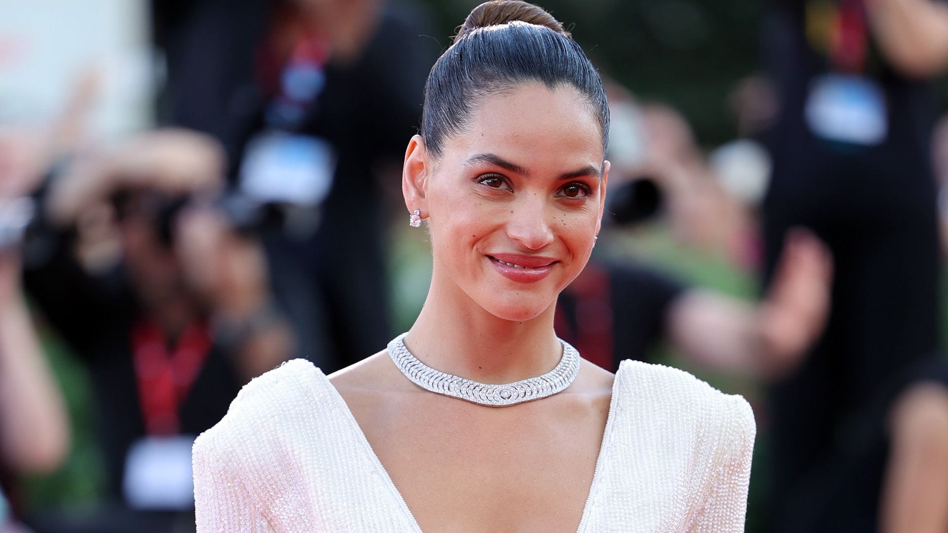 Adria Arjona lleva el mismo vestido que Eugenia Silva en Cannes hace 14 años