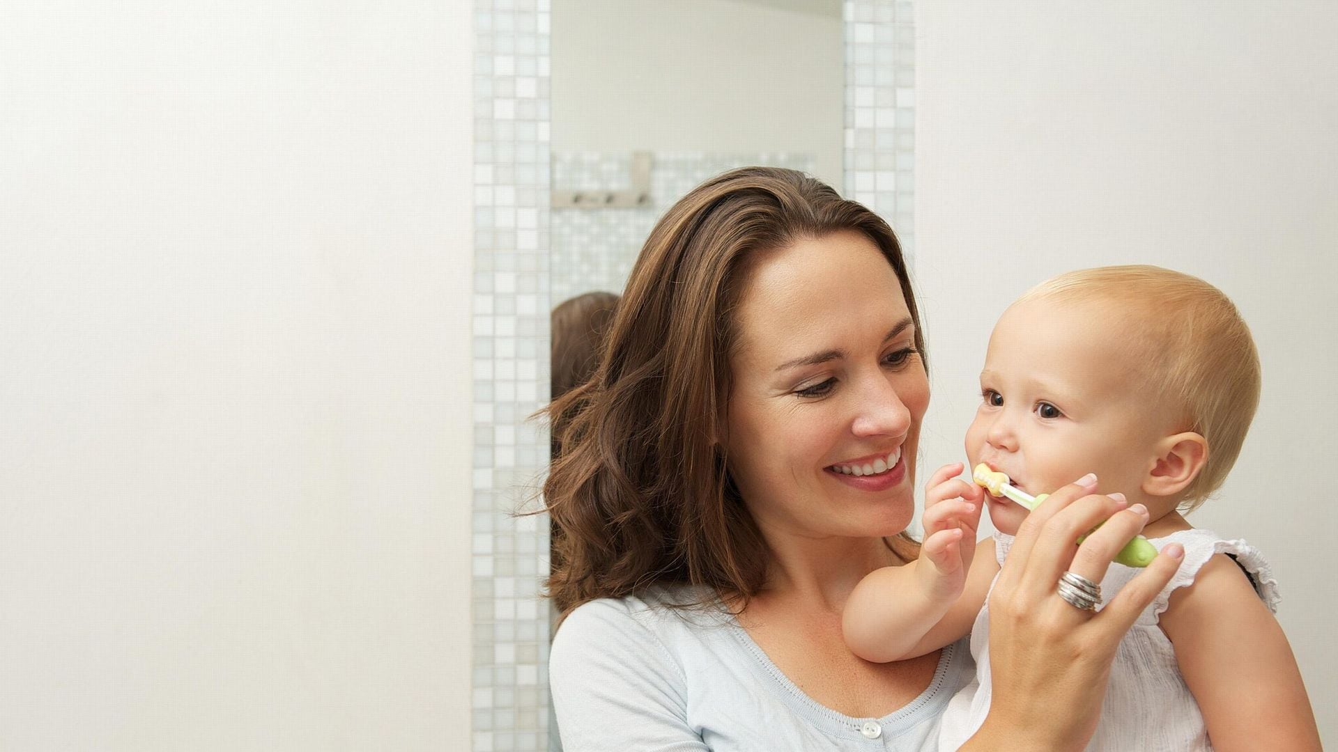 mam cepillando los dientes a su beb 