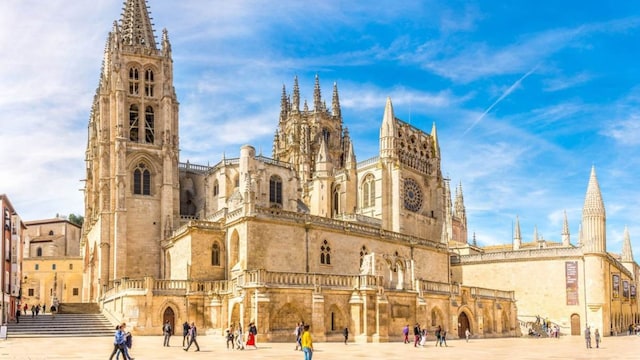 catedral de burgos vista desde le plaza del rey san fernando