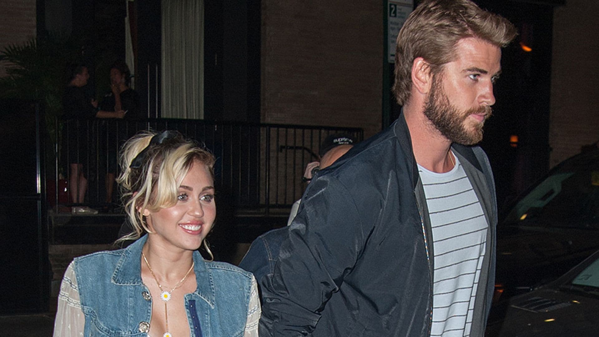 ¡Sorpresa! Miley Cyrus y Liam Hemsworth dejan sin palabras a los niños de un hospital