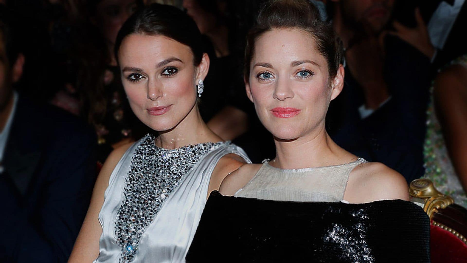 Keira Knightley y Marion Cotillard, duelo de estilo entre invitadas perfectas